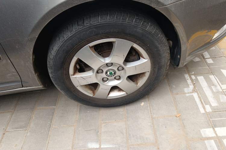 Used Skoda Octavia 2010 1.6L Automatic Eado Edition Right Front Wheel Hub
