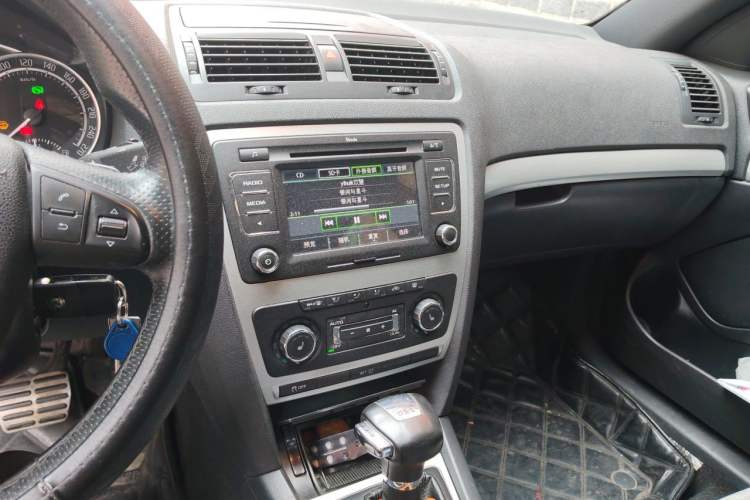 Used Skoda Octavia 2010 2.0 TSI RS Audio And AC Panel