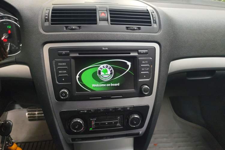 Used Skoda Octavia 2010 2.0 TSI RS Audio And AC Panel