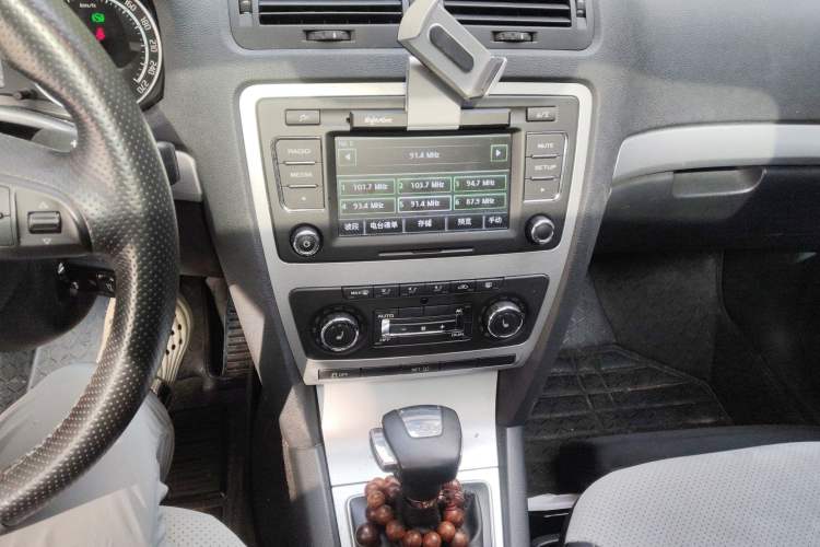 Used Skoda Octavia 2010 2.0 TSI RS Audio And AC Panel
