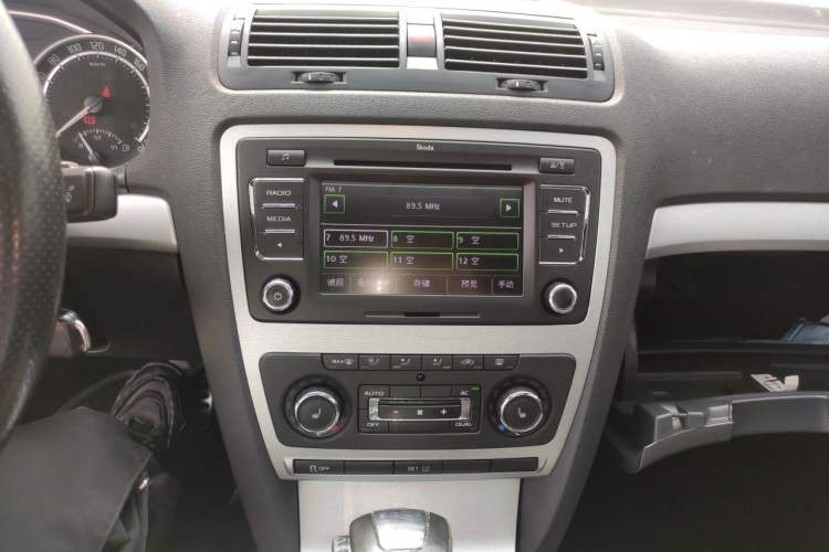 Used Skoda Octavia 2010 2.0 TSI RS Audio And AC Panel