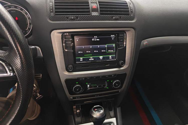 Used Skoda Octavia 2010 2.0 TSI RS Audio And AC Panel