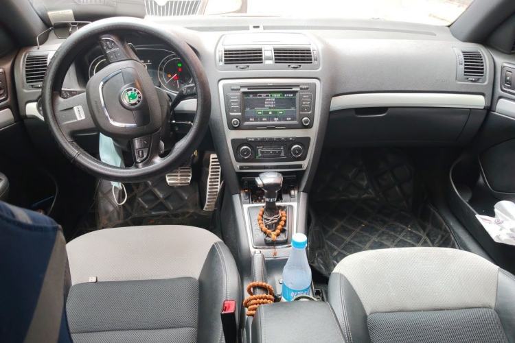 Used Skoda Octavia 2010 2.0 TSI RS Center Console