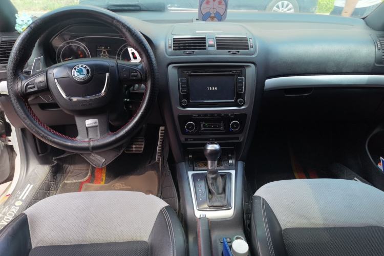 Used Skoda Octavia 2010 2.0 TSI RS Center Console