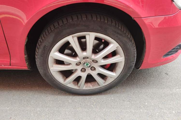 Used Skoda Octavia 2010 2.0 TSI RS Right Front Wheel Hub