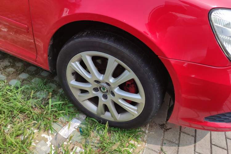 Used Skoda Octavia 2010 2.0 TSI RS Right Front Wheel Hub