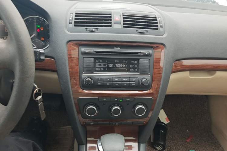 Used Skoda Octavia 2010 1.6L Automatic Yijun Edition Audio And AC Panel