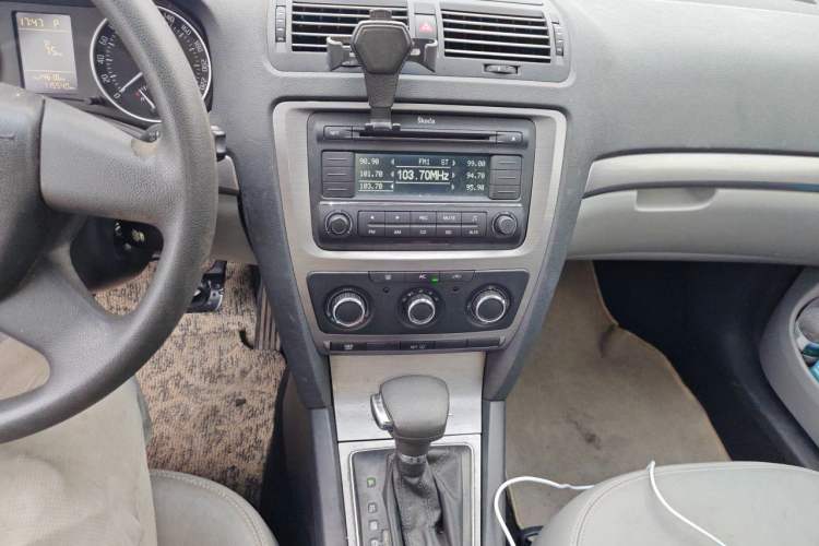 Used Skoda Octavia 2010 1.6L Automatic Yijun Edition Audio And AC Panel