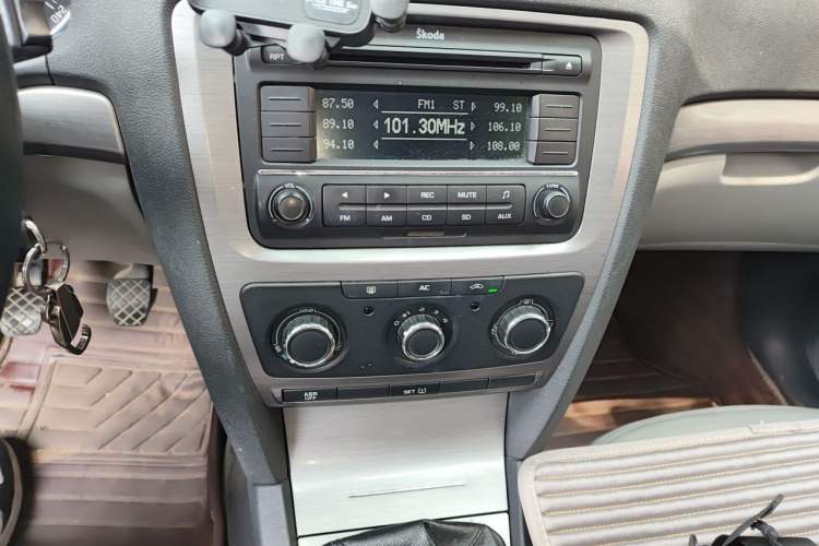 Used Skoda Octavia 2010 1.4 TSI Manual Yijun Edition Audio And AC Panel