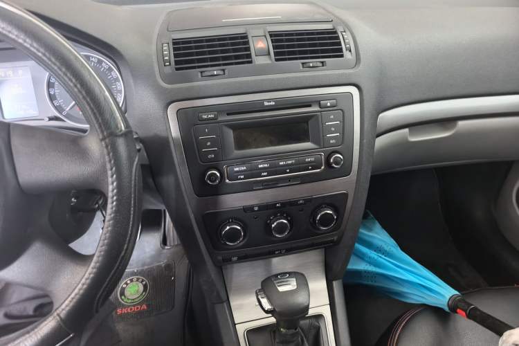 Used Skoda Octavia 2010 1.6L Automatic Eado Edition Audio And AC Panel