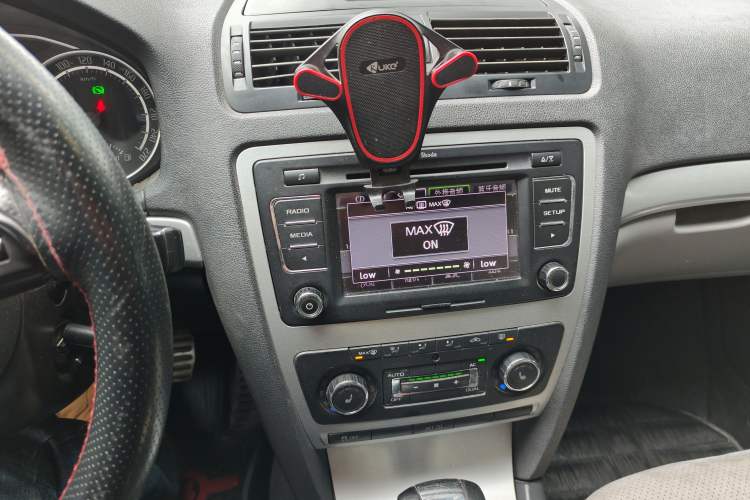 Used Skoda Octavia 2010 2.0 TSI RS Audio And AC Panel