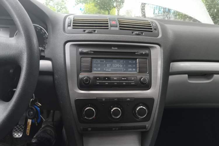 Used Skoda Octavia 2010 1.4 TSI Manual Yijun Edition Audio And AC Panel