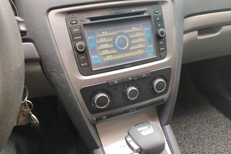Used Skoda Octavia 2010 1.8TSI DSG Yijun Edition Audio And AC Panel