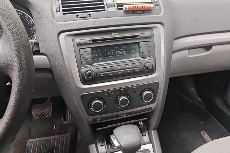 Used Skoda Octavia 2010 1.6L Automatic Yijun Edition Audio And AC Panel