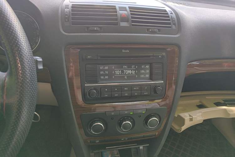 Used Skoda Octavia 2010 1.6L Manual - Yijun Version Audio And AC Panel