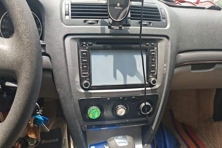 Used Skoda Octavia 2010 1.6L Automatic Eado Edition Audio And AC Panel