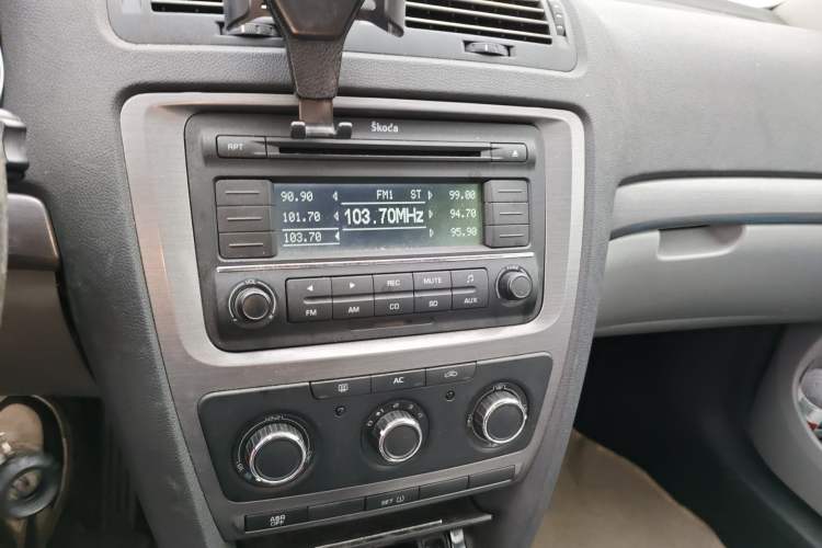 Used Skoda Octavia 2010 1.6L Automatic Yijun Edition Audio And AC Panel