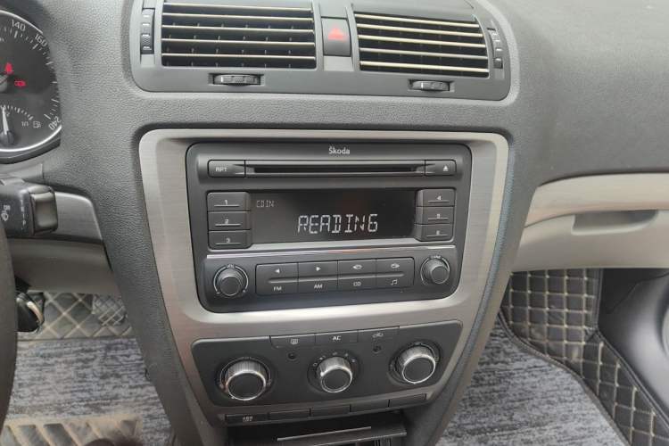 Used Skoda Octavia 2010 1.6L Manual Eado Edition Audio And AC Panel
