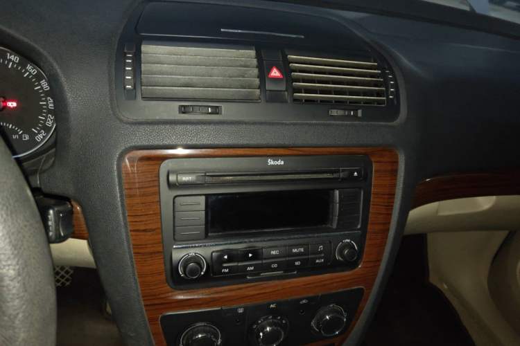 Used Skoda Octavia 2010 1.4TSI DSG Yijun Edition Audio And AC Panel