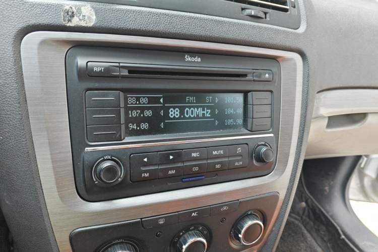 Used Skoda Octavia 2010 1.6L Manual - Yijun Version Audio And AC Panel