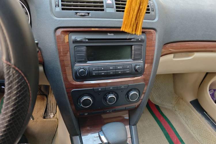 Used Skoda Octavia 2010 1.6L Automatic Yijun Edition Audio And AC Panel