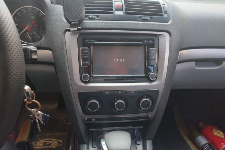 Used Skoda Octavia 2010 1.6L Automatic Eado Edition Audio And AC Panel