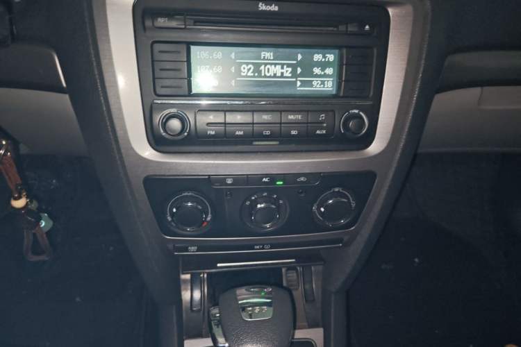 Used Skoda Octavia 2010 1.4TSI DSG Yijun Edition Audio And AC Panel