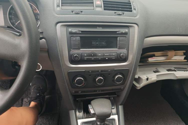 Used Skoda Octavia 2010 1.6L Automatic Yijun Edition Audio And AC Panel