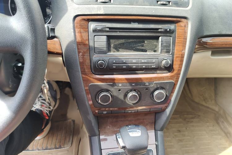 Used Skoda Octavia 2010 1.8TSI DSG Yijun Edition Audio And AC Panel