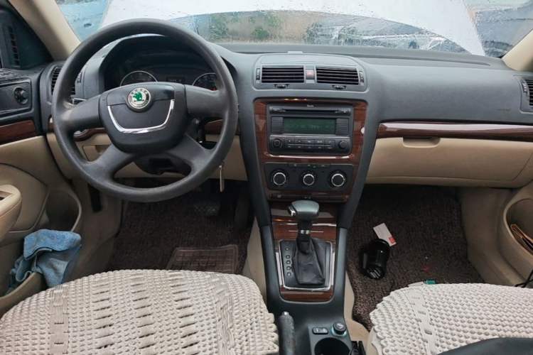 Used Skoda Octavia 2010 1.6L Automatic Yijun Edition Center Console