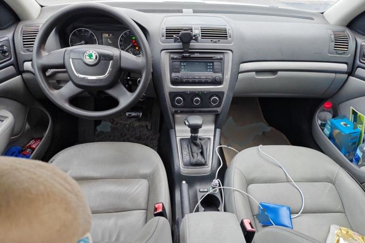 Used Skoda Octavia 2010 1.6L Automatic Yijun Edition Center Console