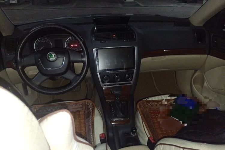 Used Skoda Octavia 2010 1.6L Automatic Yijun Edition Center Console