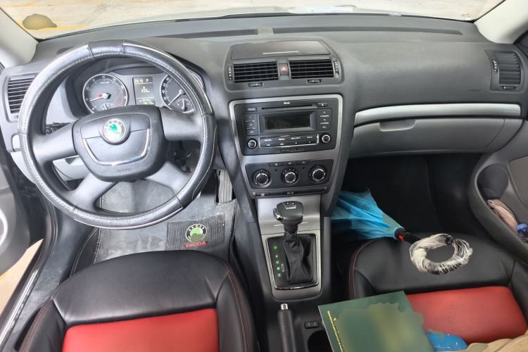 Used Skoda Octavia 2010 1.6L Automatic Eado Edition Center Console
