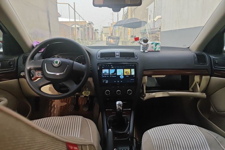 Used Skoda Octavia 2010 2.0L Manual Yijun Edition Center Console