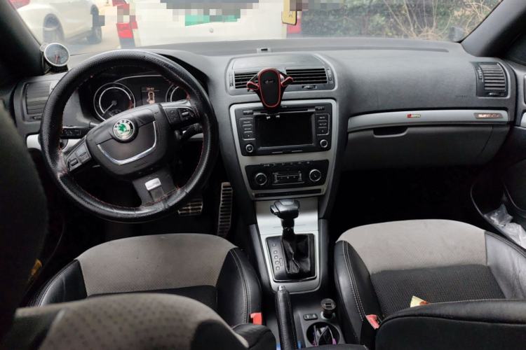 Used Skoda Octavia 2010 2.0 TSI RS Center Console