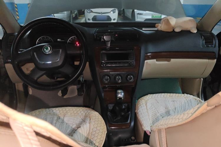 Used Skoda Octavia 2010 1.6L Manual - Yijun Version Center Console