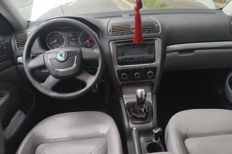 Used Skoda Octavia 2010 1.4 TSI Manual Yijun Edition Center Console