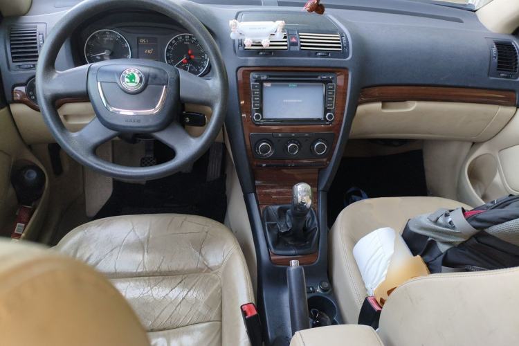 Used Skoda Octavia 2010 1.6L Manual - Yijun Version Center Console
