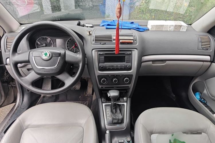 Used Skoda Octavia 2010 1.6L Automatic Yijun Edition Center Console