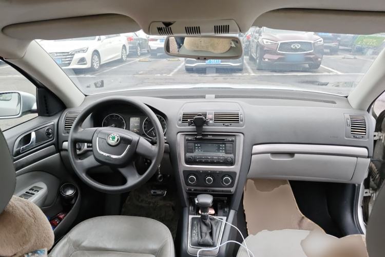 Used Skoda Octavia 2010 1.6L Automatic Yijun Edition Center Console