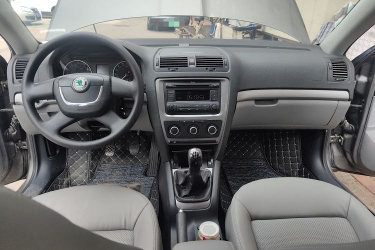 Used Skoda Octavia 2010 1.6L Manual Eado Edition Center Console