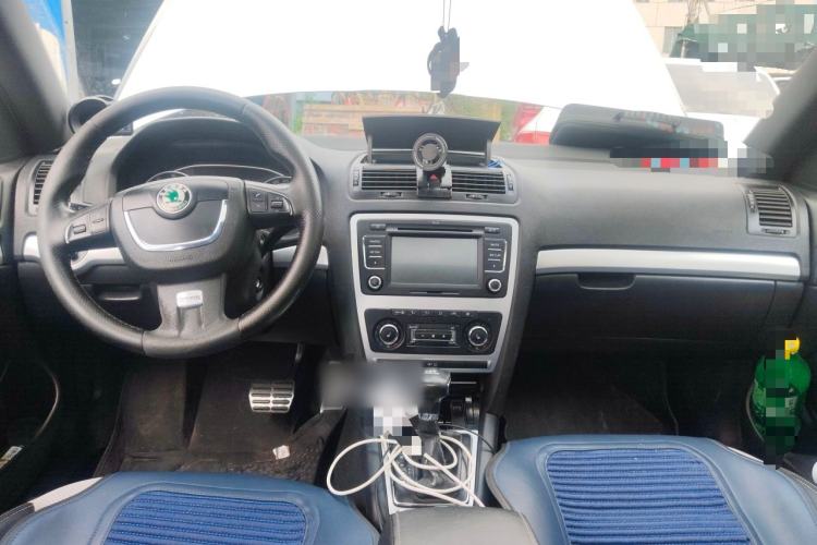 Used Skoda Octavia 2010 2.0 TSI RS Center Console