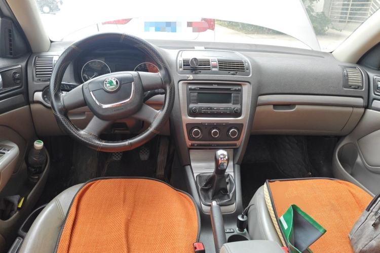 Used Skoda Octavia 2010 1.6L Manual - Yijun Version Center Console