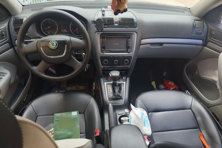 Used Skoda Octavia 2010 1.6L Automatic Eado Edition Center Console
