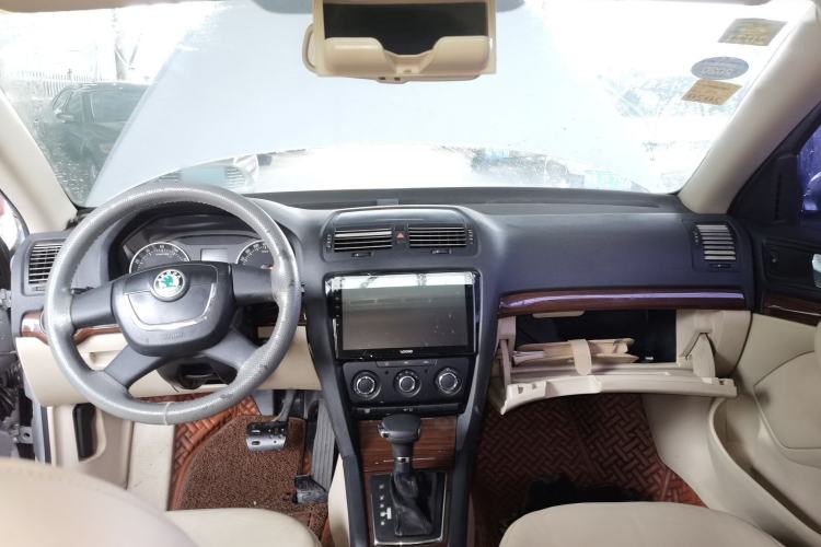 Used Skoda Octavia 2010 2.0L Automatic Yijun Edition Center Console