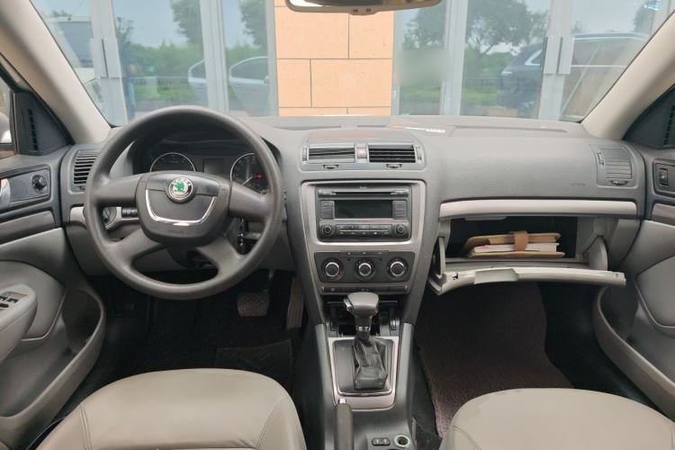 Used Skoda Octavia 2010 1.6L Automatic Yijun Edition Center Console