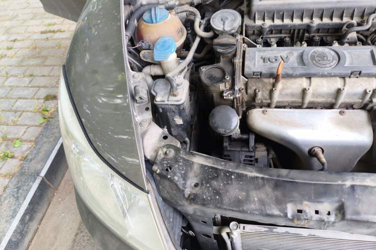 Used Skoda Octavia 2010 1.6L Manual - Yijun Version Engine Bay Right