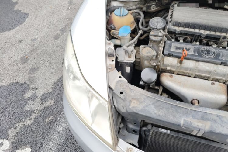 Used Skoda Octavia 2010 1.6L Automatic Yijun Edition Engine Bay Right