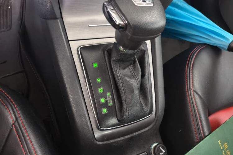 Used Skoda Octavia 2010 1.6L Automatic Eado Edition Gear Lever