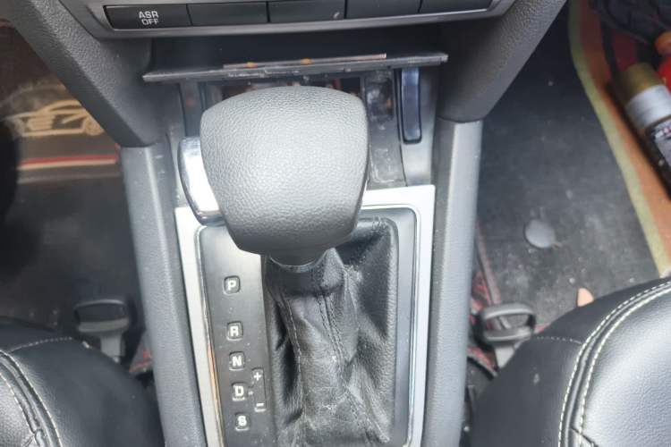 Used Skoda Octavia 2010 1.6L Automatic Eado Edition Gear Lever